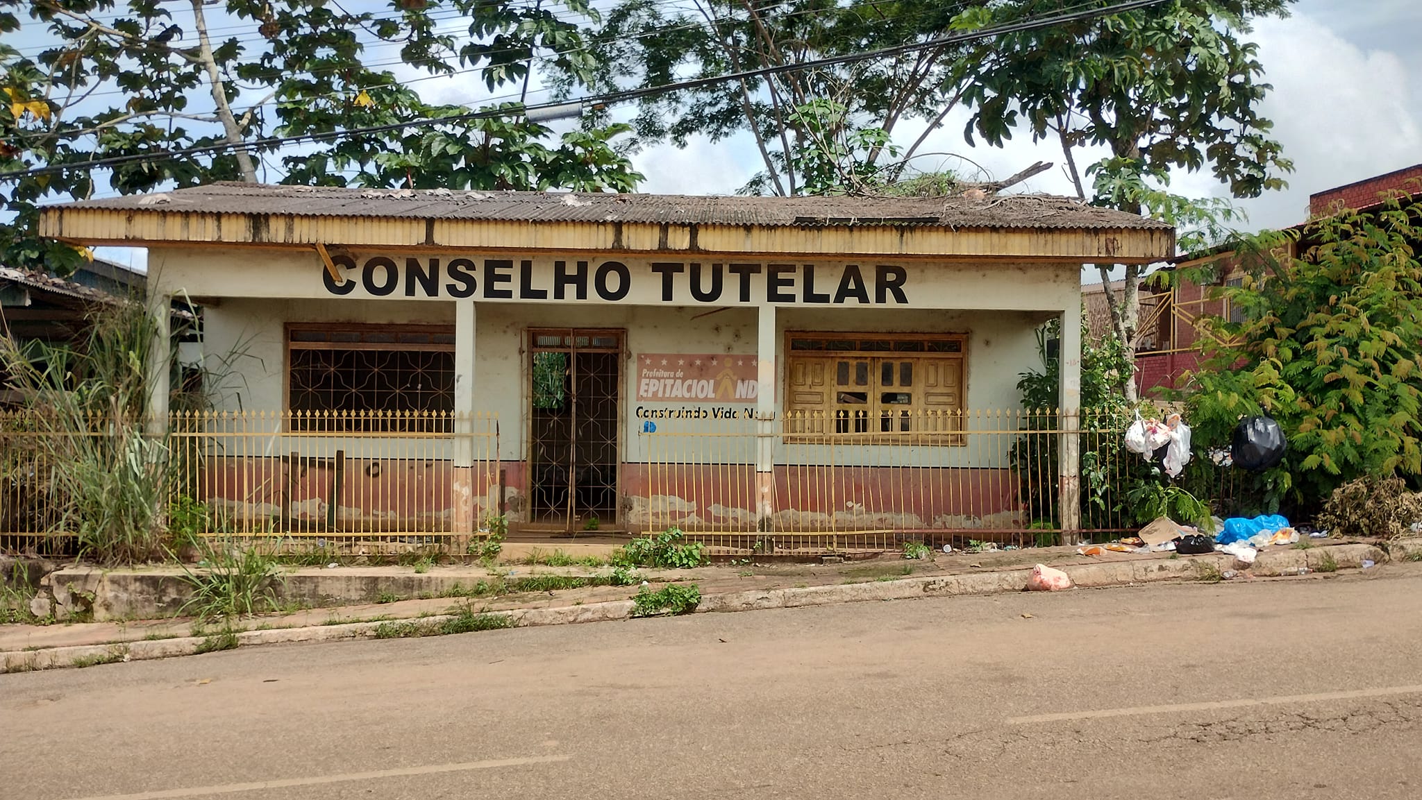 PRÉDIO PÚBLICO DO GOVERNO ESTADUAL TRANSFORMADO NO QG DA DENGUE EM EPITACIOLÂNDIA-AC