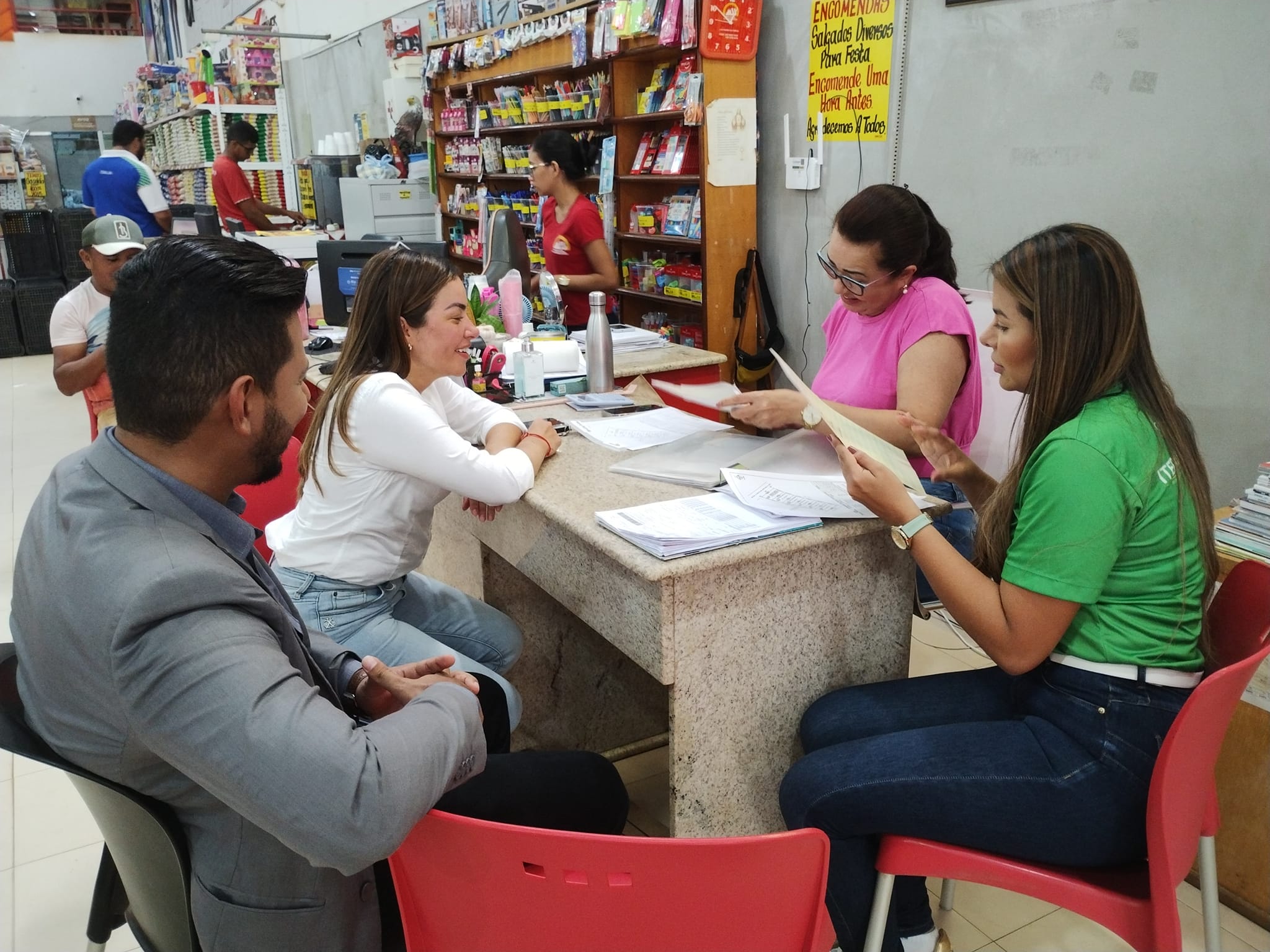 Prefeita Fernanda Hassem, Gabriela Câmara e Cristian na informalidade visitam Dona Ana no Mercantil São Sebastião em Epitaciolândia-AC