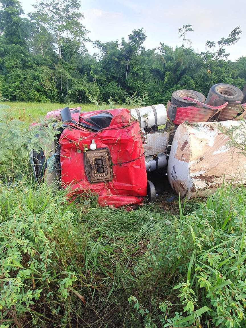 Caminhoneiro perde o controle da carreta de Combustível na BR 364-km 50 Tomba e Morre no local