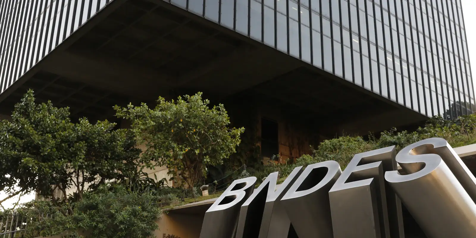 BNDES abre concurso com 150 vagas e salário de R$ 20,9 mil