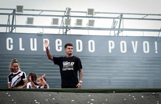 Com a família, Philippe Coutinho se emociona no retorno a São Januário: ‘Festa maravilhosa’