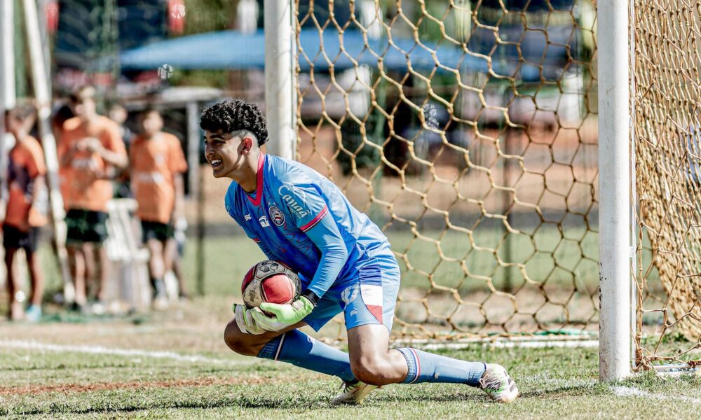 Com apenas 14 anos, goleiro acreano faz sucesso na Bahia