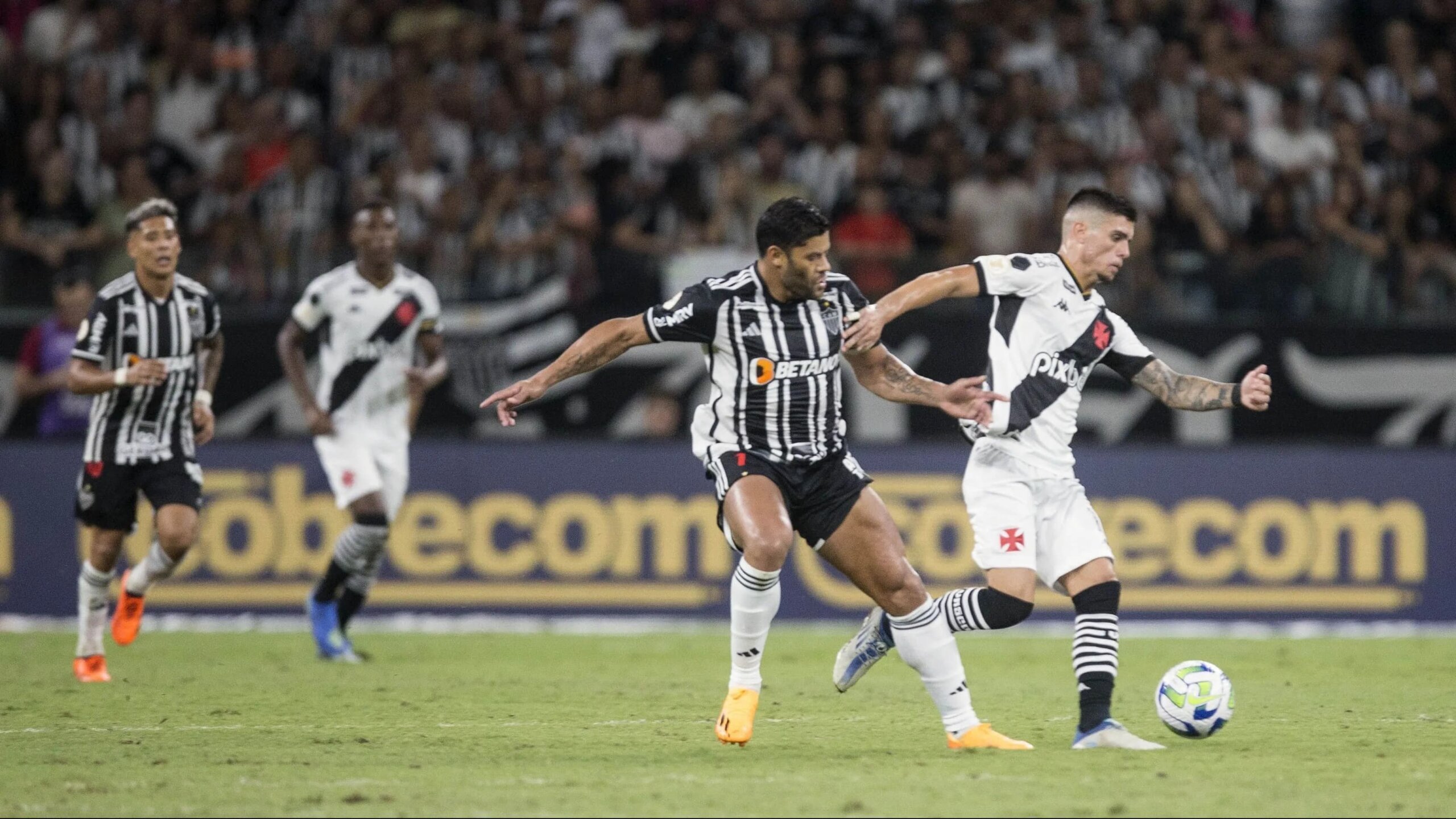 Coutinho reestreia no Vasco, mas Hulk rouba a cena e dá vitória ao Atlético