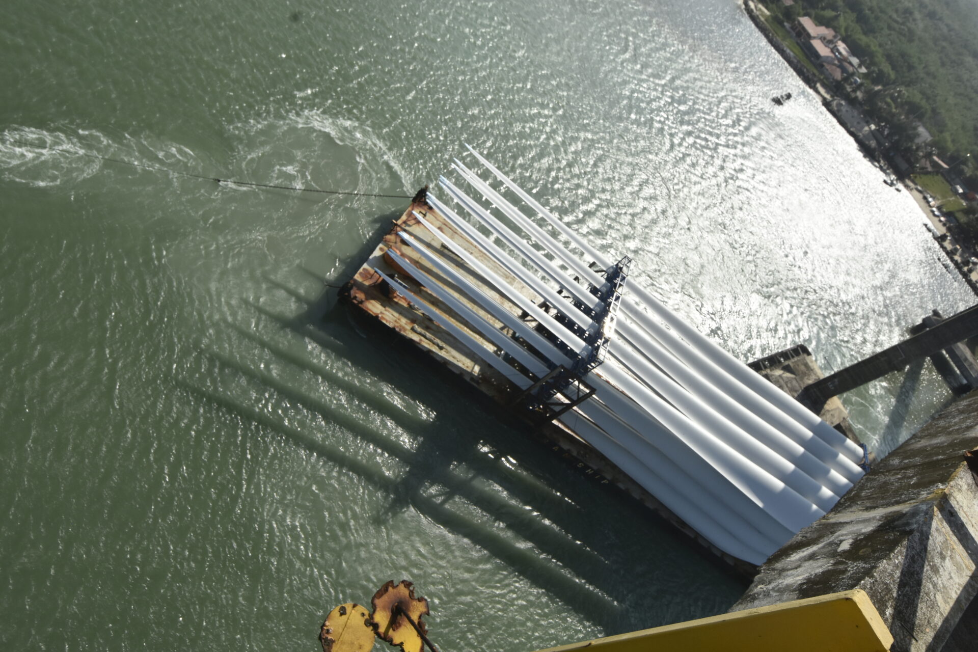 Embarcação bate na base da Ponte Newton Navarro; veja vídeo