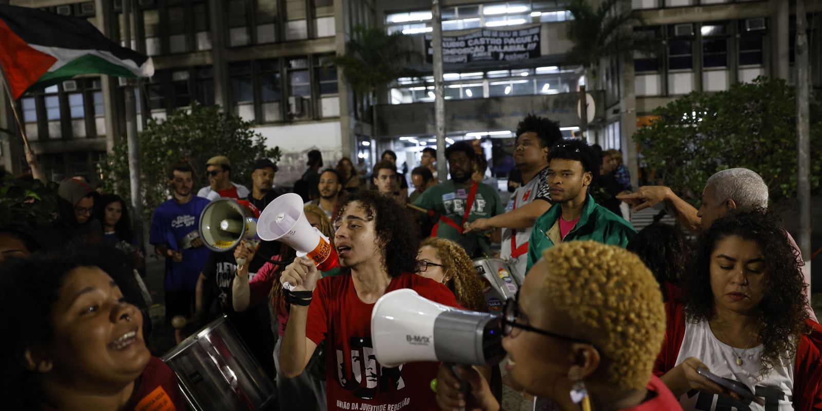 Estudantes da Uerj protestam contra mudanças nas regras para auxílios