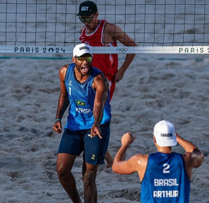 Evandro e Arthur batem canadenses e Brasil fecha 1ª rodada olímpica perfeita no vôlei de praia