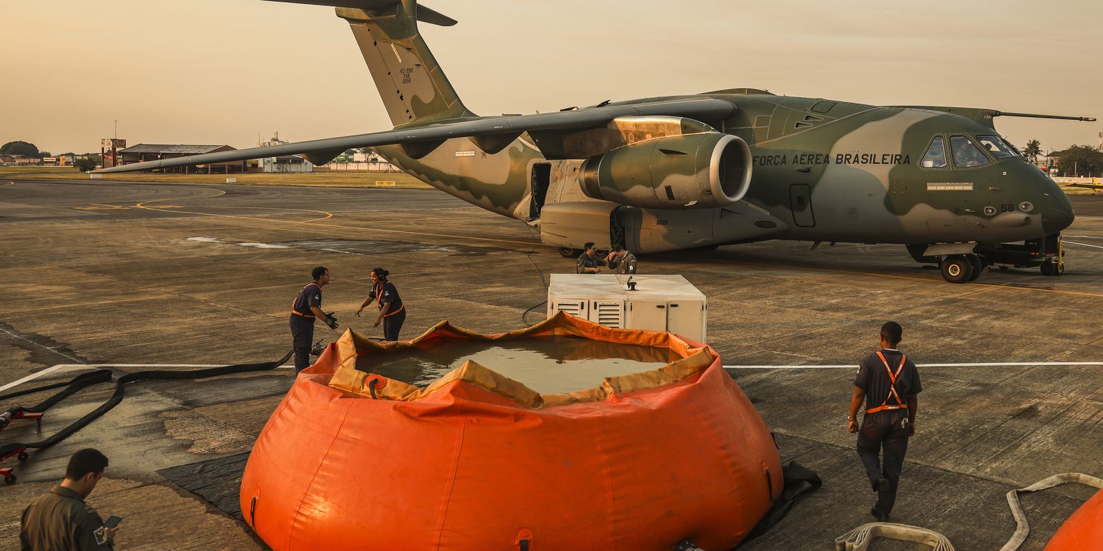 FAB lança 336 mil litros de água para combater incêndios no Pantanal