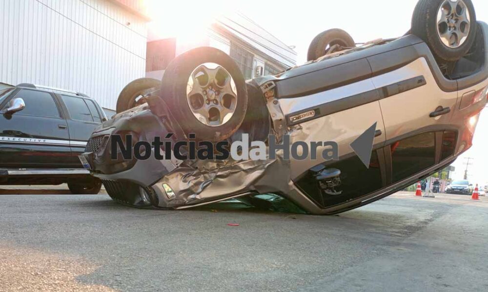 Idoso alcoolizado capota após colidir contra carro estacionado no Centro de Rio Branco