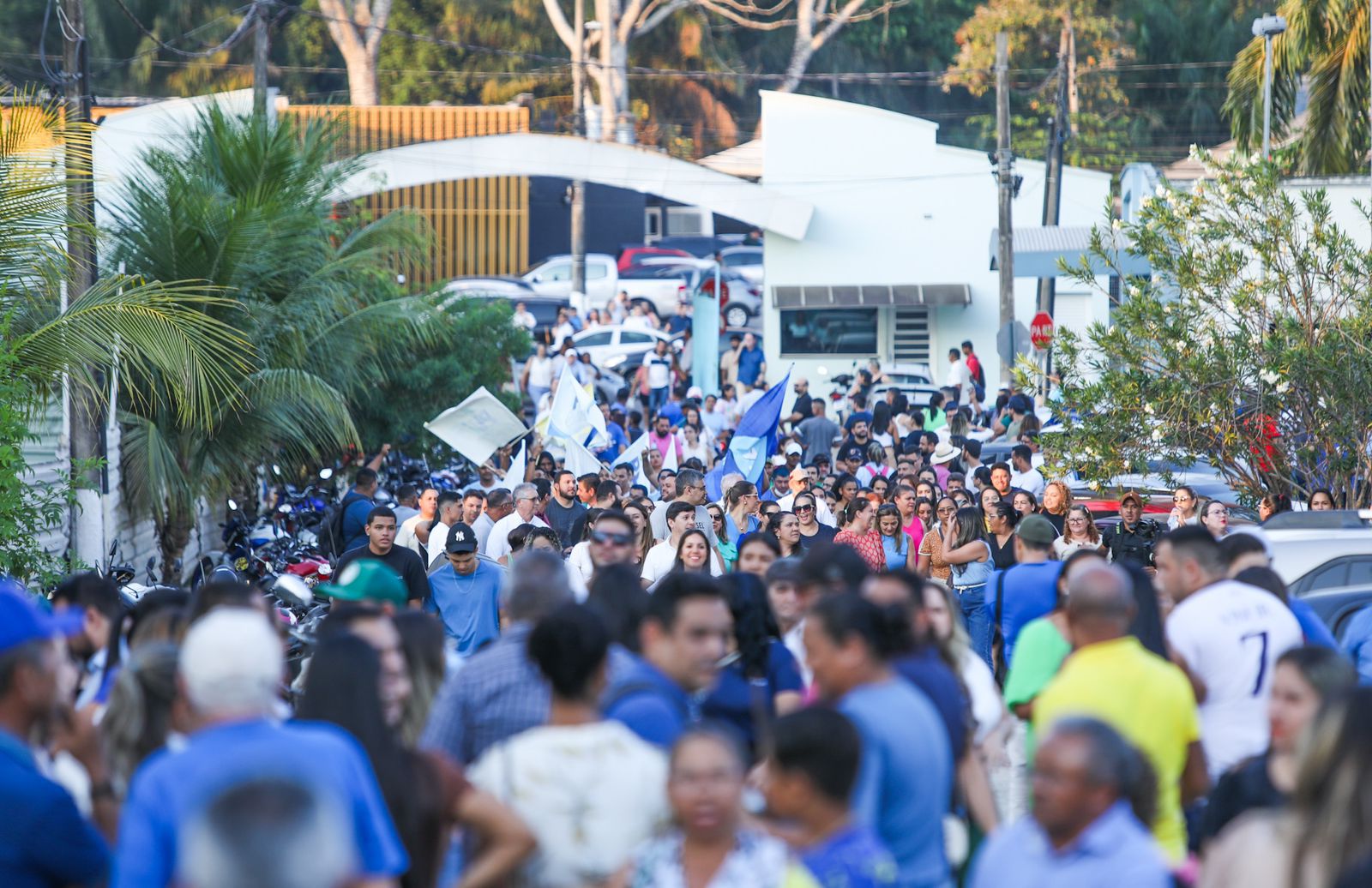 Imagens mostram multidão chegando para convenção de Bocalom e Alysson; trânsito fica congestionado na Getúlio Vagas