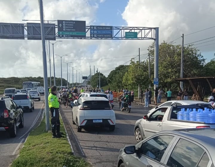 Manifestação causa congestionamento em via de acesso a ponte Newton Navarro