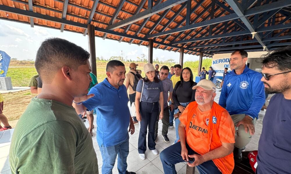 Manifestantes de Porto Walter impedem decolagem de voo com autoridades do estado