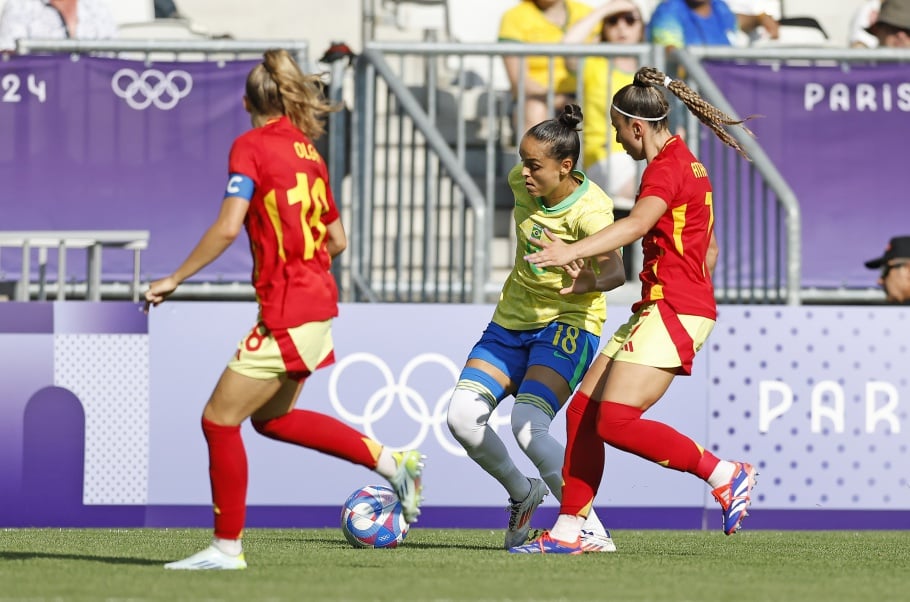 Mesmo com derrota, Brasil se classifica no futebol feminino em Paris