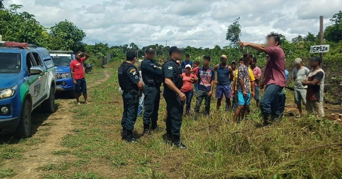 Policiais militares retiram invasores de terrenos públicos