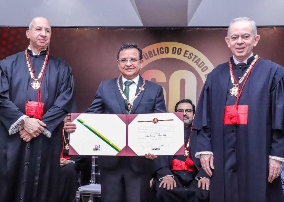 Presidente da Aleac recebe comenda do MP pelos serviços prestados ao Acre