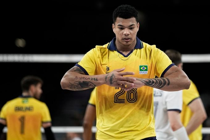 Seleção masculina de vôlei perde da Itália em estreia na Olimpíada de Paris-2024