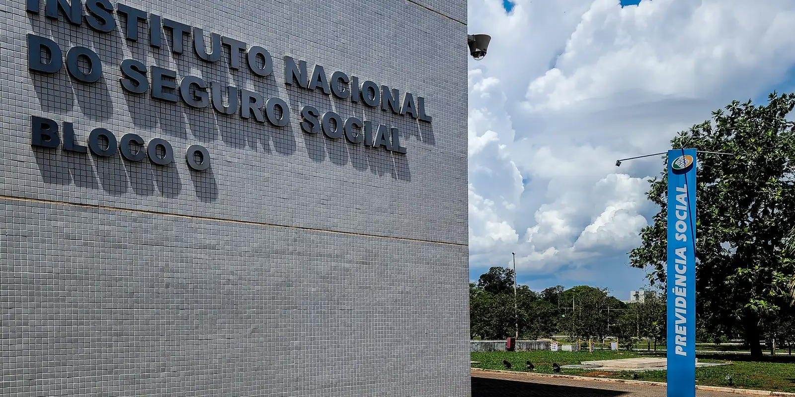 Servidores do INSS entram em greve por tempo indeterminado