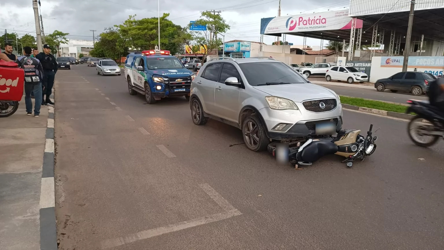 VEJA VÍDEO: Motorista arrasta moto por mais de 100 metros na Via das Flores