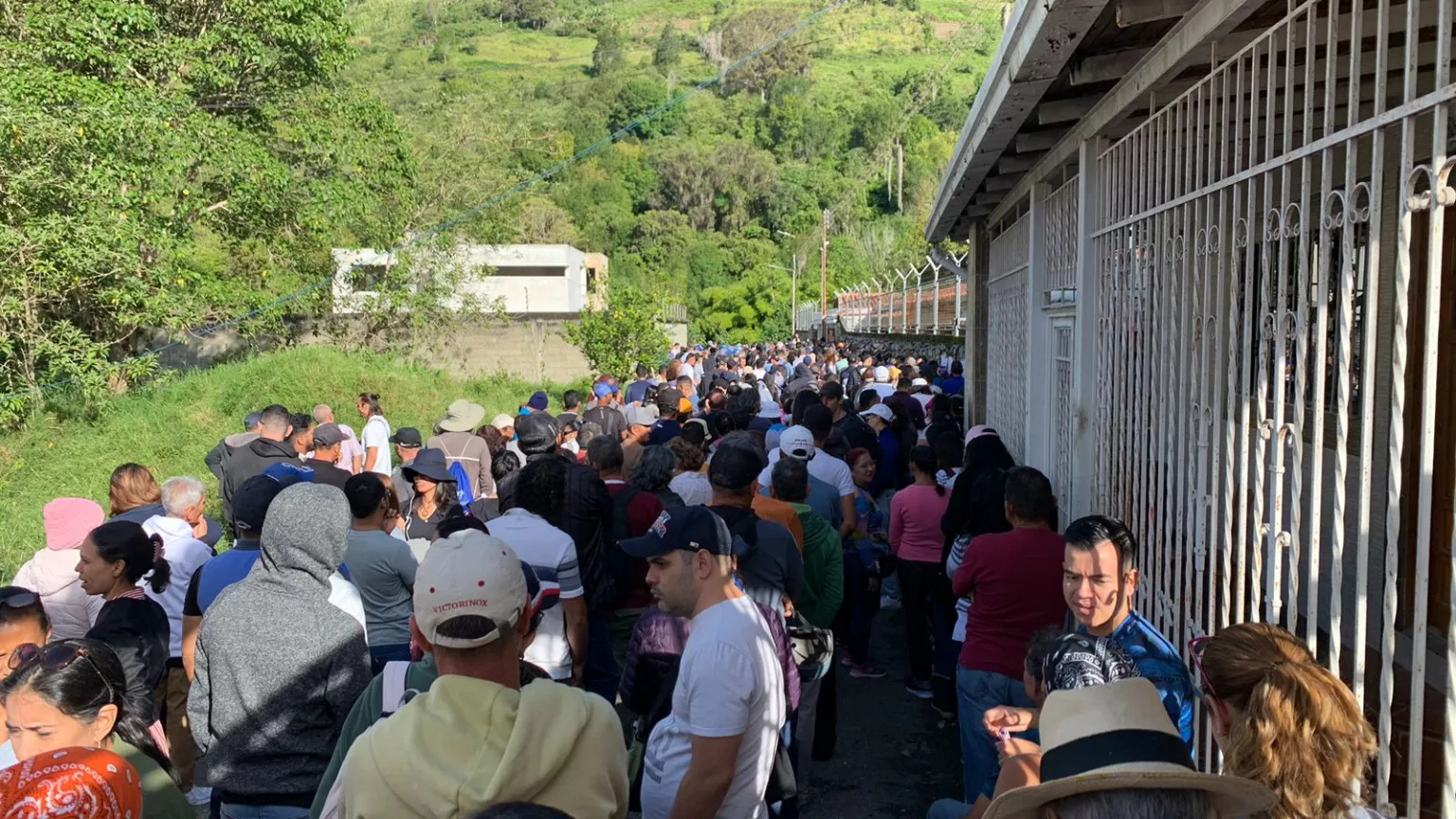 Venezuelanos fazem fila em pontos de votação desde a madrugada