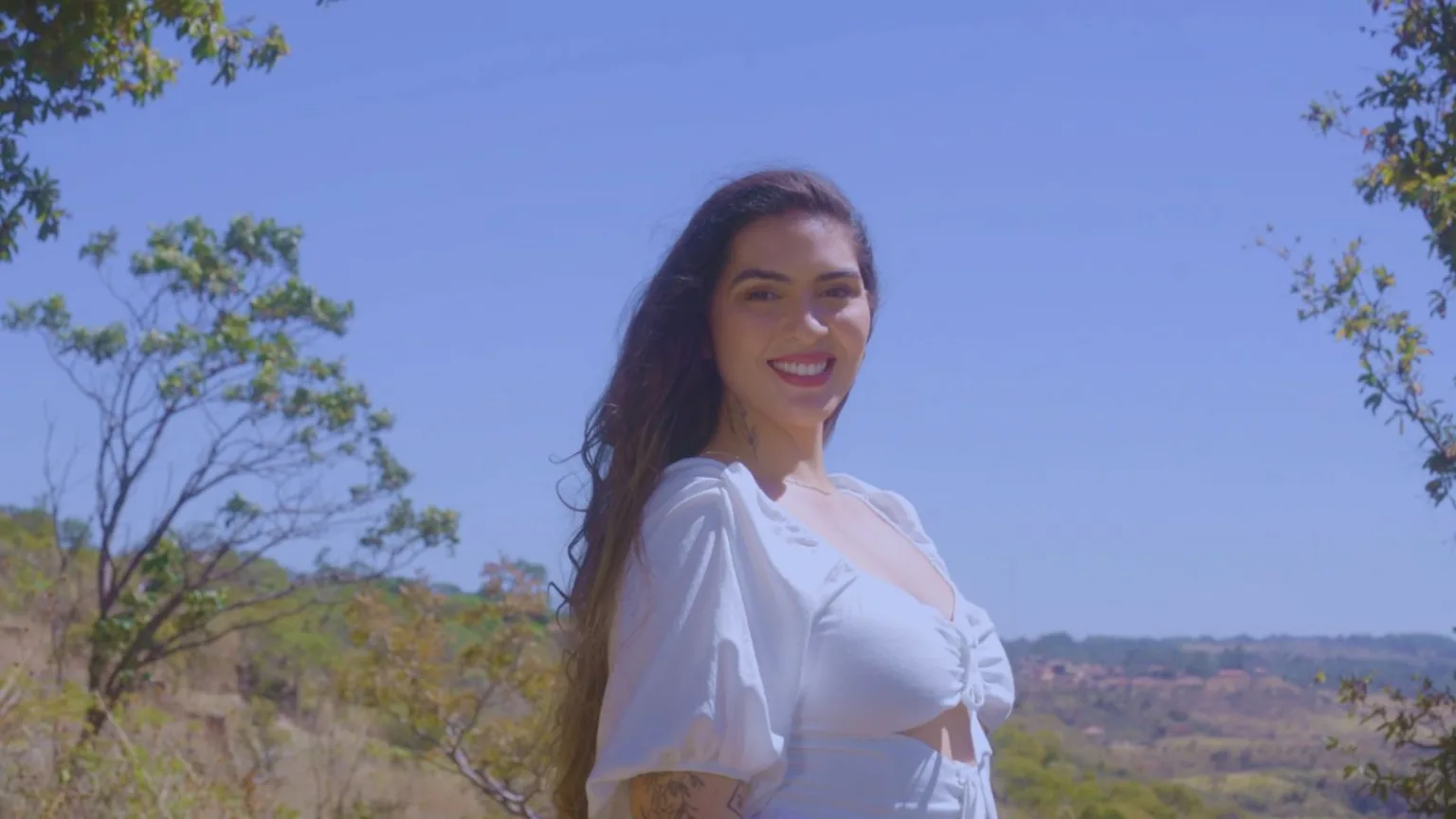 Ana Lu lança novo clipe e single “Um Dia Lindo”, no estilo reggae romântico sobre alegria compartilhada