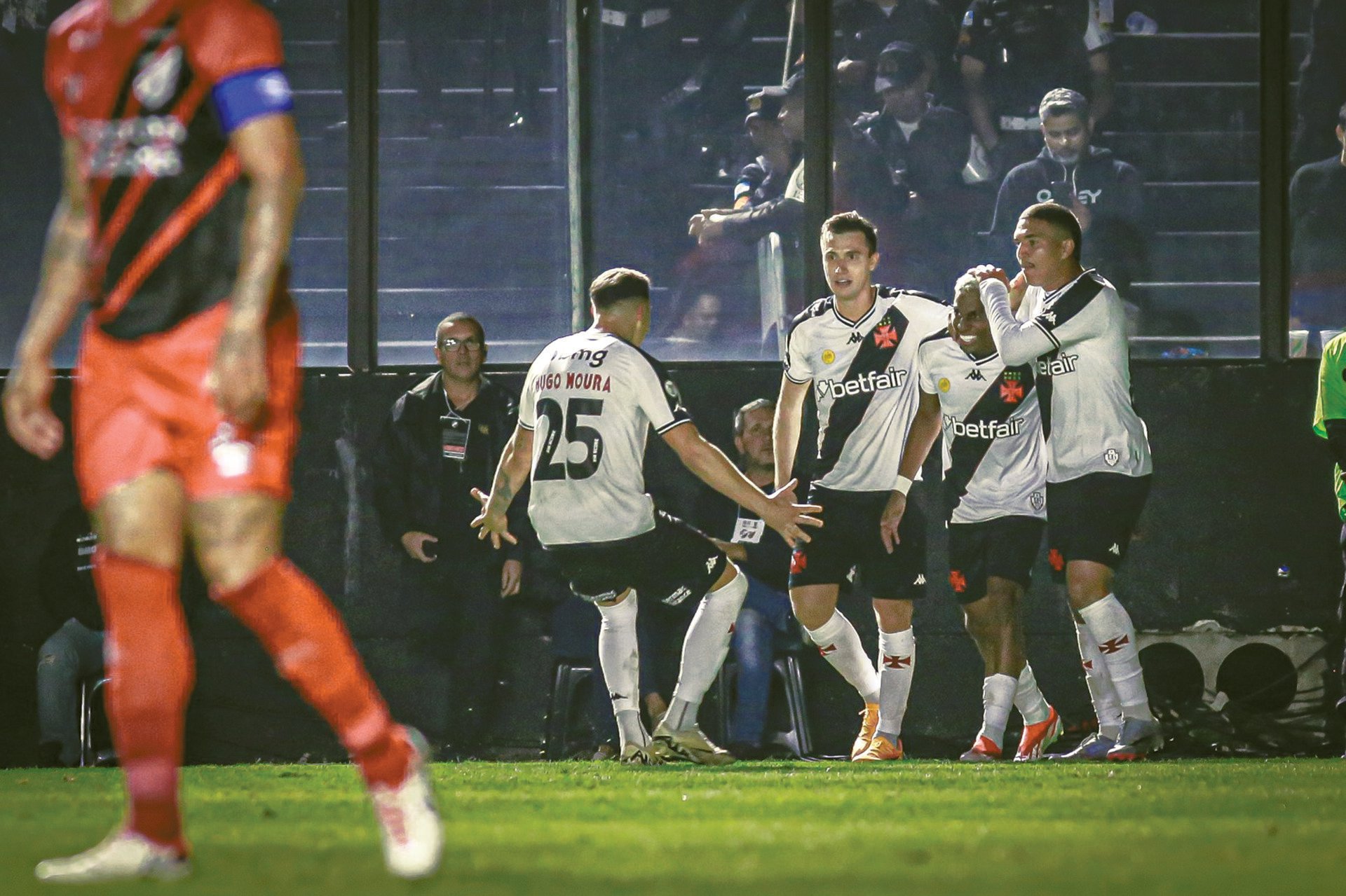 Após briga no jogo anterior, Vasco x Furacão será tenso