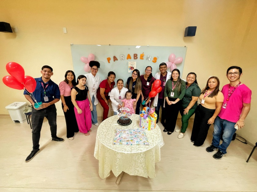 Após oito meses internada, menina realiza sonho e comemora aniversário em hospital