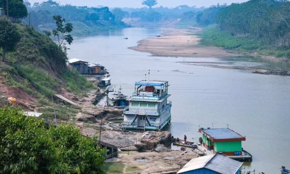 Barqueiros e pequenas empresas de transporte fluvial suspendem operações devido ao baixo nível de rio: ‘Estamos encalhando’