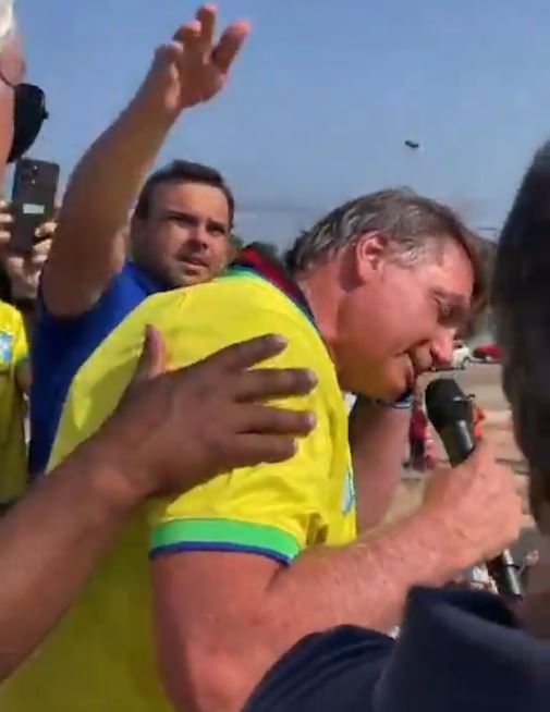 Bolsonaro encerra discurso na Grande Natal após ataque de abelhas; veja vídeo