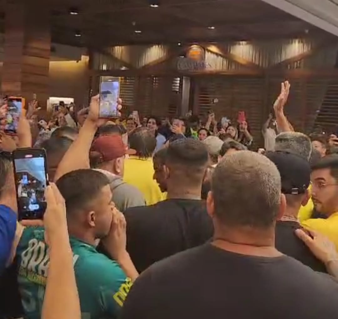 Bolsonaro visita shopping em Natal e é recebido por apoiadores; veja vídeo