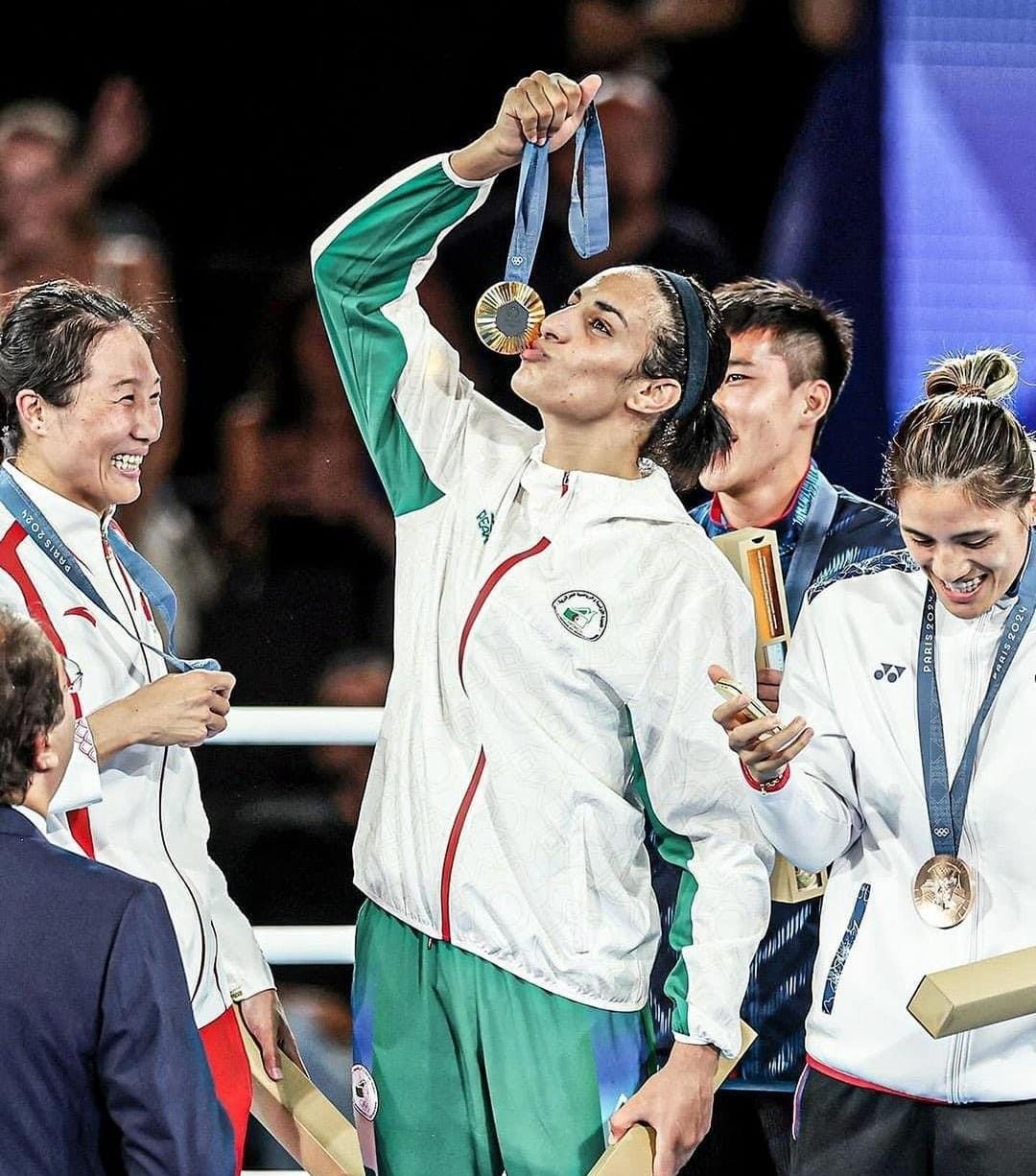 Boxeadora argelina vítima de ataques de gênero ganha medalha de ouro em Paris-2024