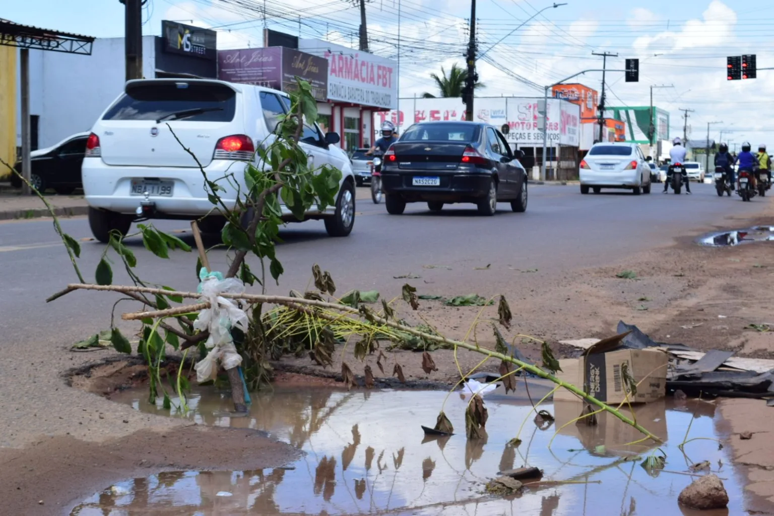 Buraco na avenida Ataíde Teive causa acidentes e atrapalha trânsito