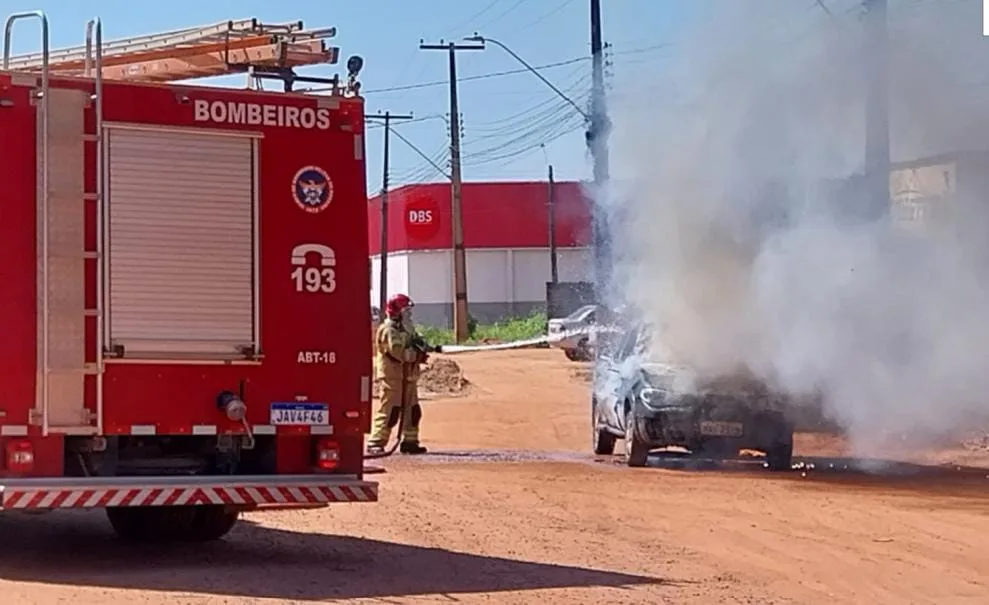 Carro pega fogo em via pública em Rorainópolis