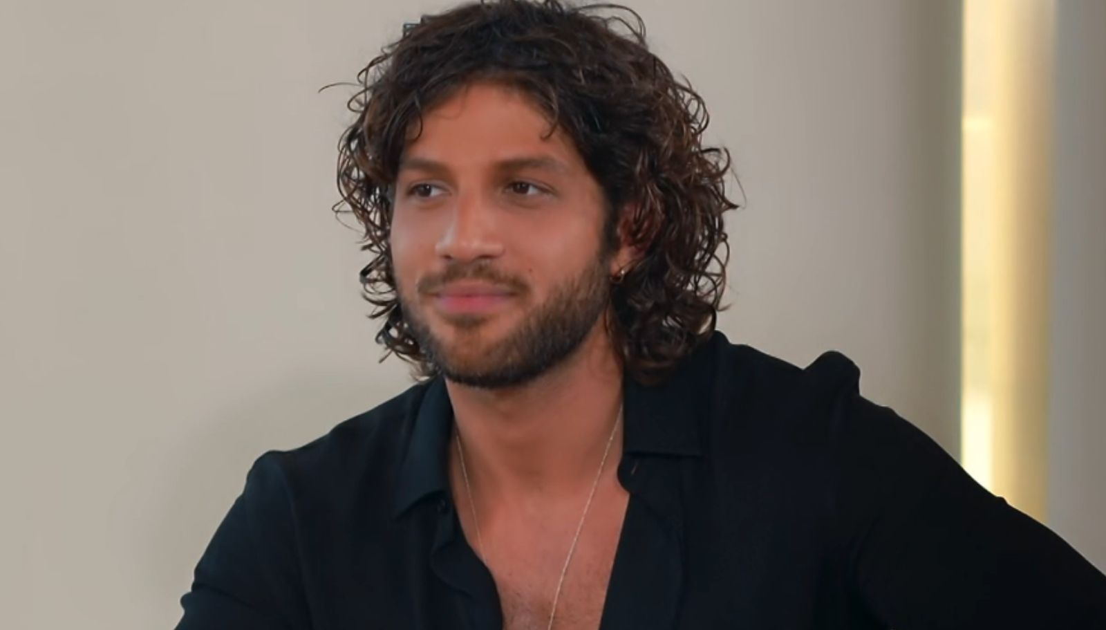 Chay Suede explica motivo do porquê não quer saber sexo do 3º filho: “Surpresa“