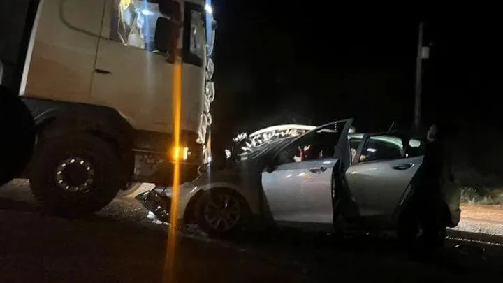 Colisão frontal entre carreta e carro deixa três feridos na BR-401