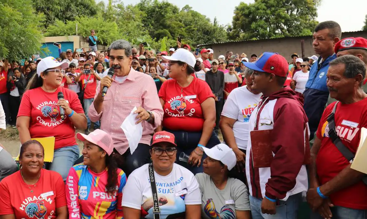 Com reeleição contestada, Maduro faz eleição para comunas na Venezuela