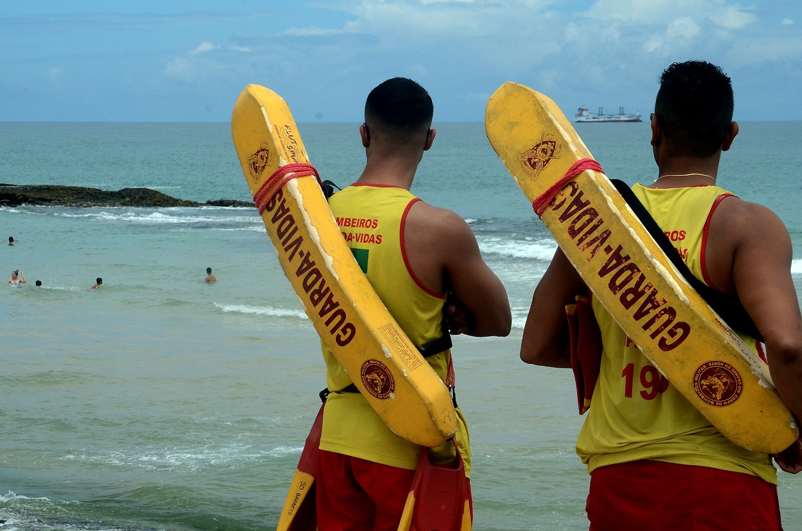 Criança vítima de afogamento é resgatada em praia de Natal