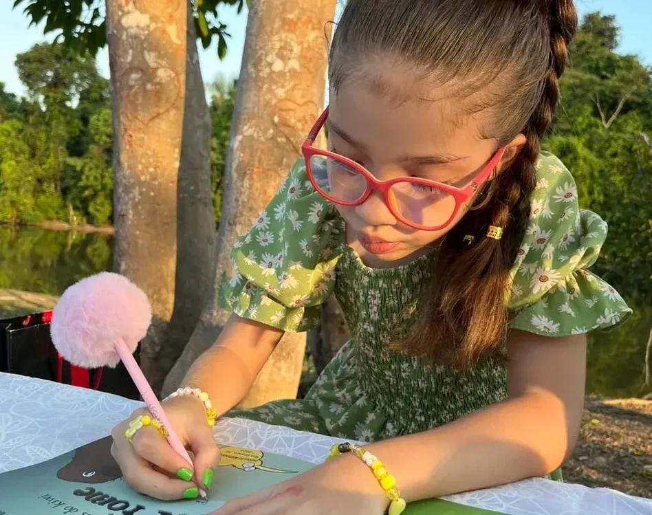 Escritora acreana de 8 anos lança o segundo livro neste sábado, no Via Verde Shopping