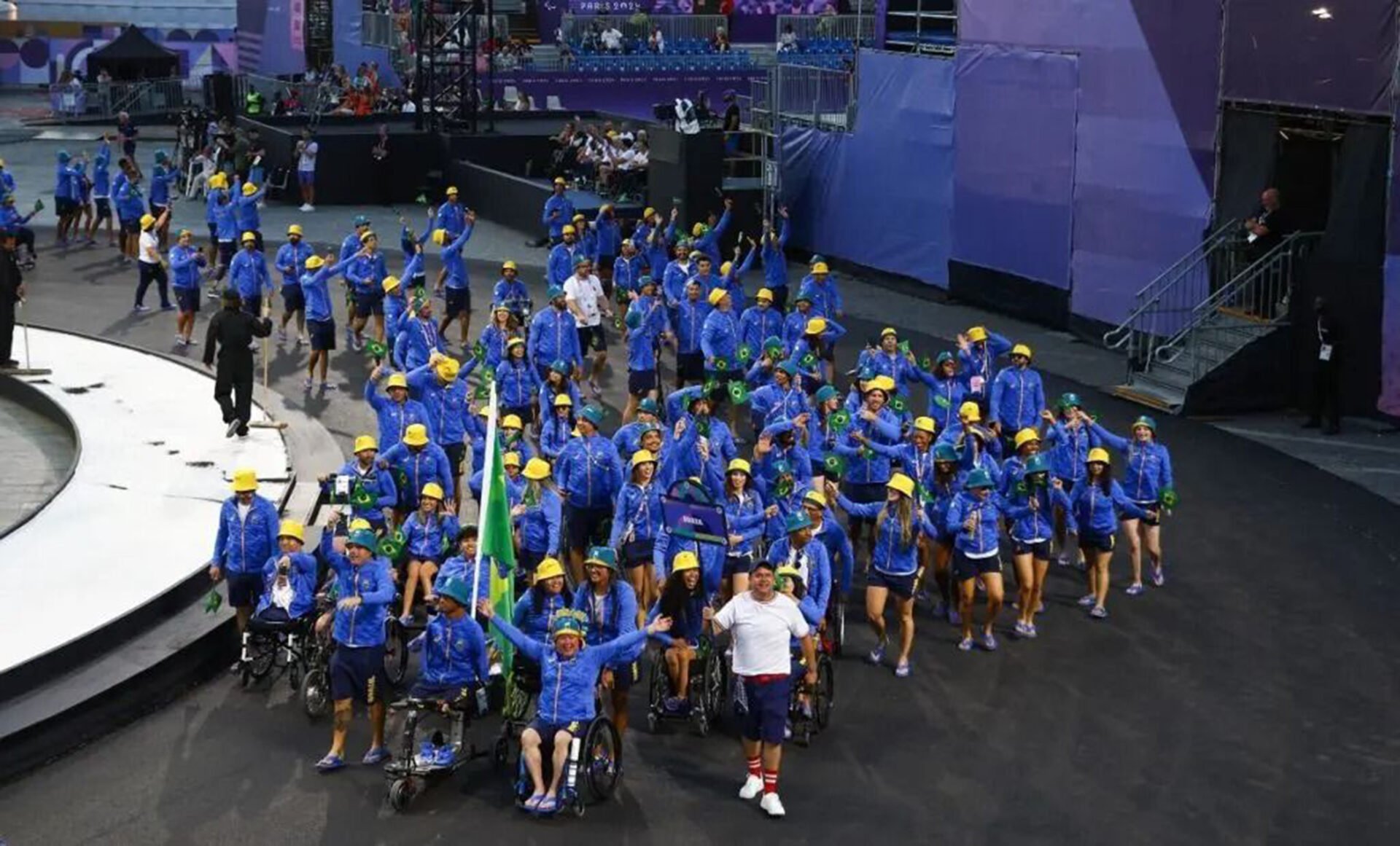 Festa da delegação do Brasil empolga a Champs-Élysées