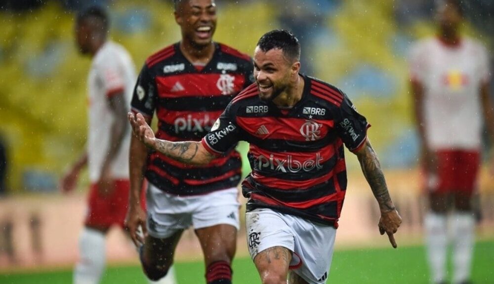 Flamengo vence o Red Bull Bragantino e encosta nos líderes do Brasileiro