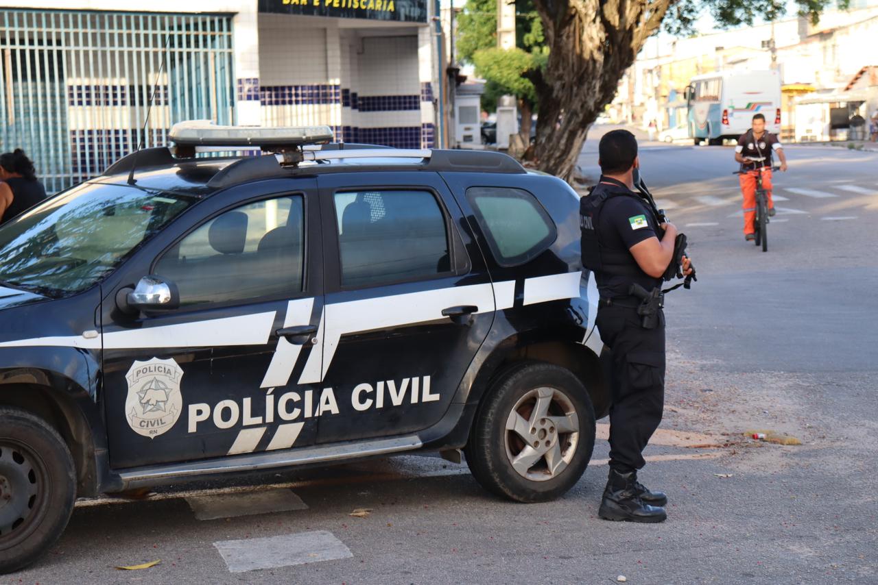 Polícia Civil prende foragido da justiça suspeito de extorsão e roubo em Extremoz