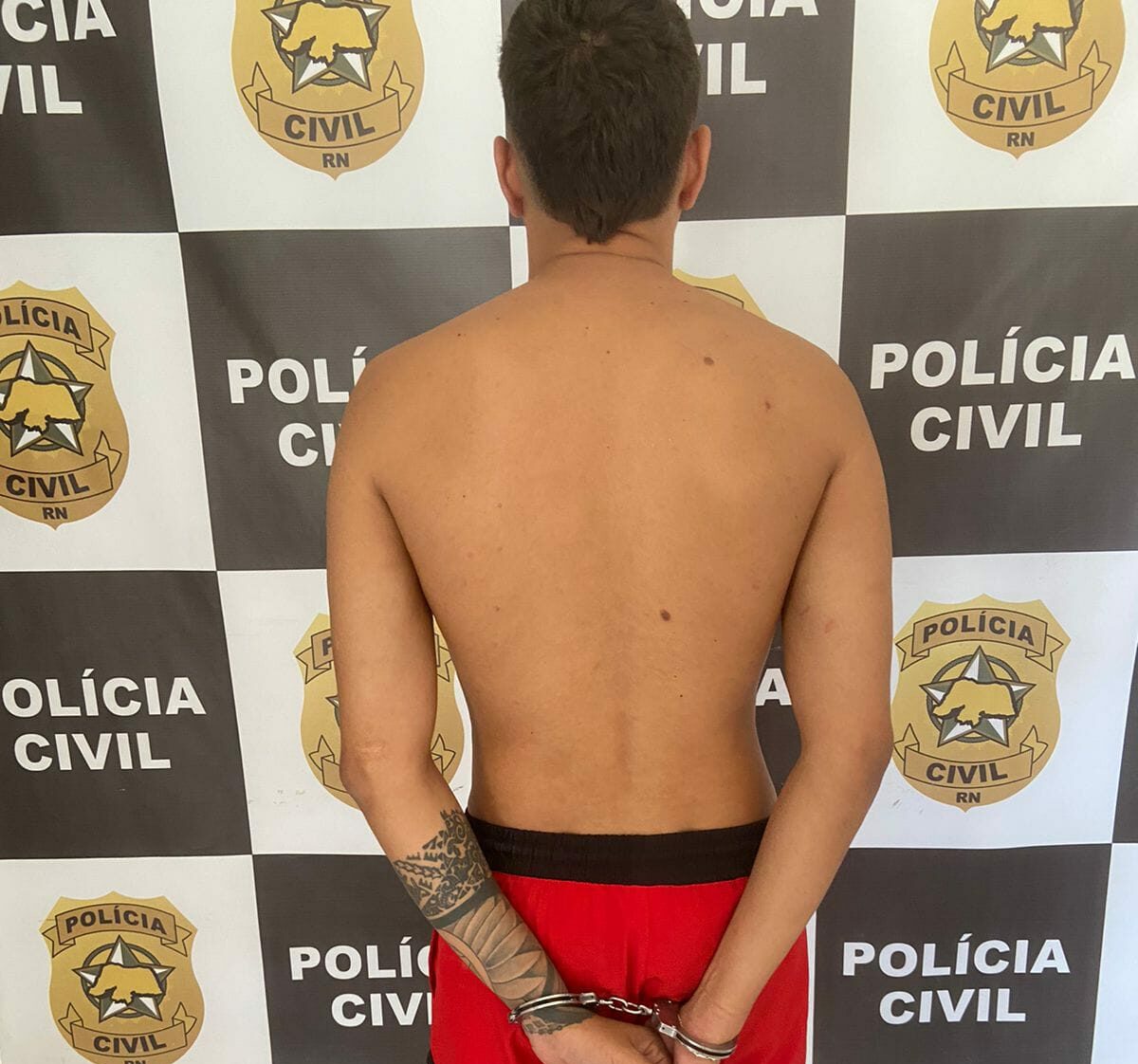 Integrante de facção suspeito de homicídio a tiros é preso em Parnamirim