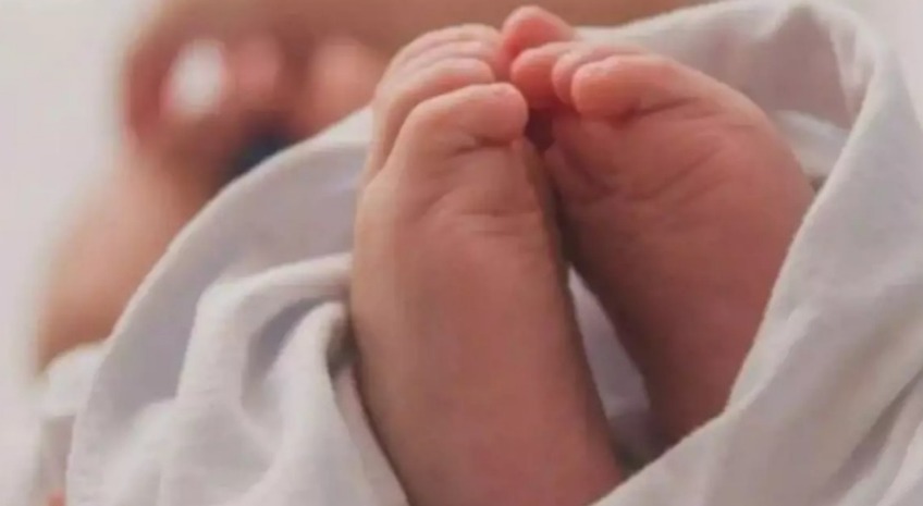 Mãe joga recém-nascido em fossa após o bebê cair no vaso