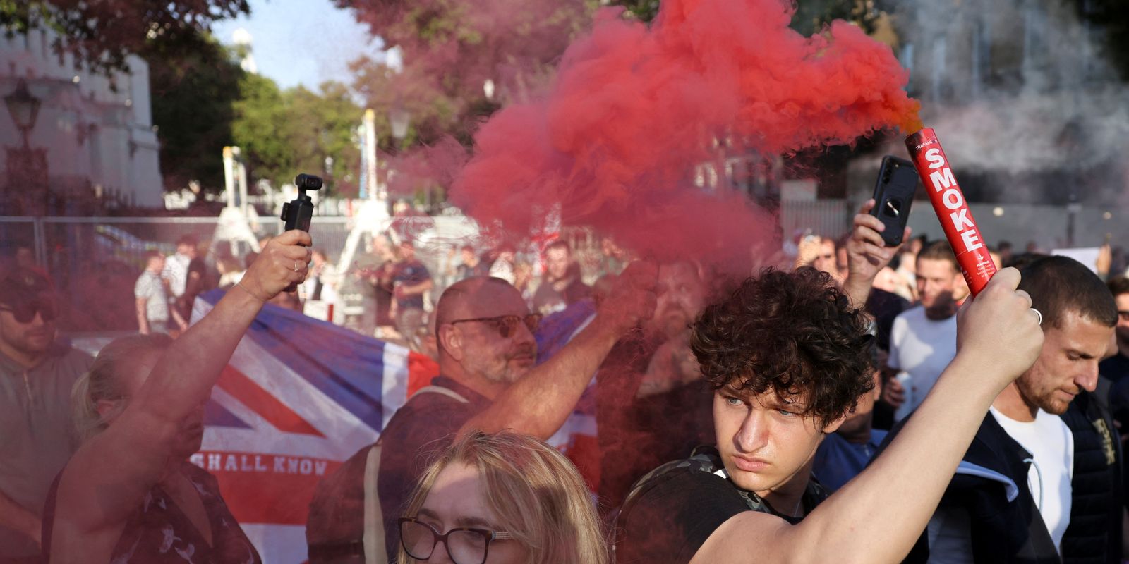 Mais de 100 são detidos na Inglaterra, em protestos anti-imigração