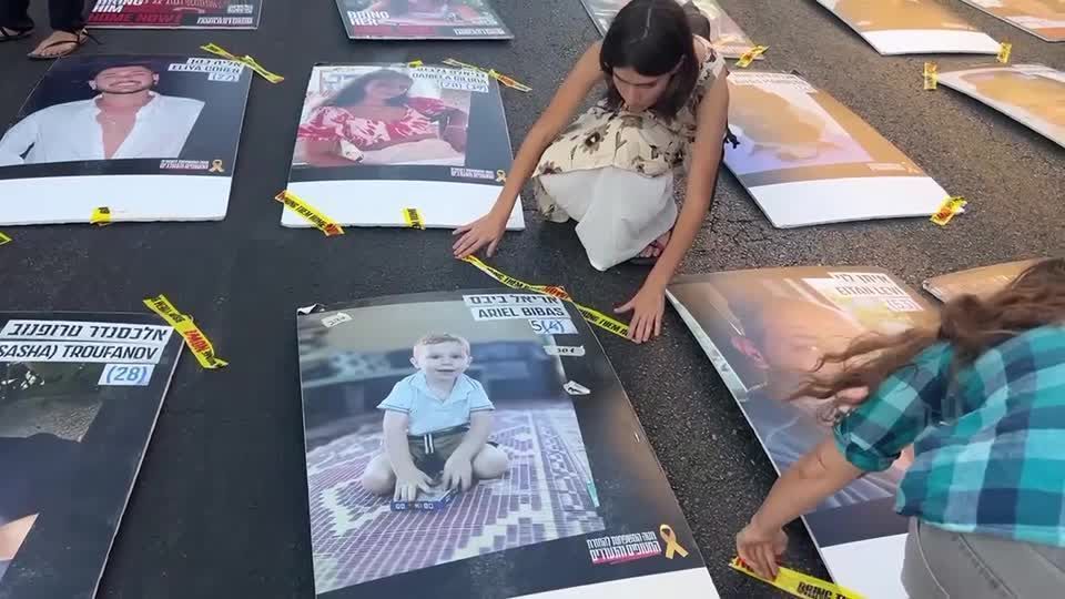 Manifestantes israelenses bloqueiam estrada perto da casa de Netanyahu