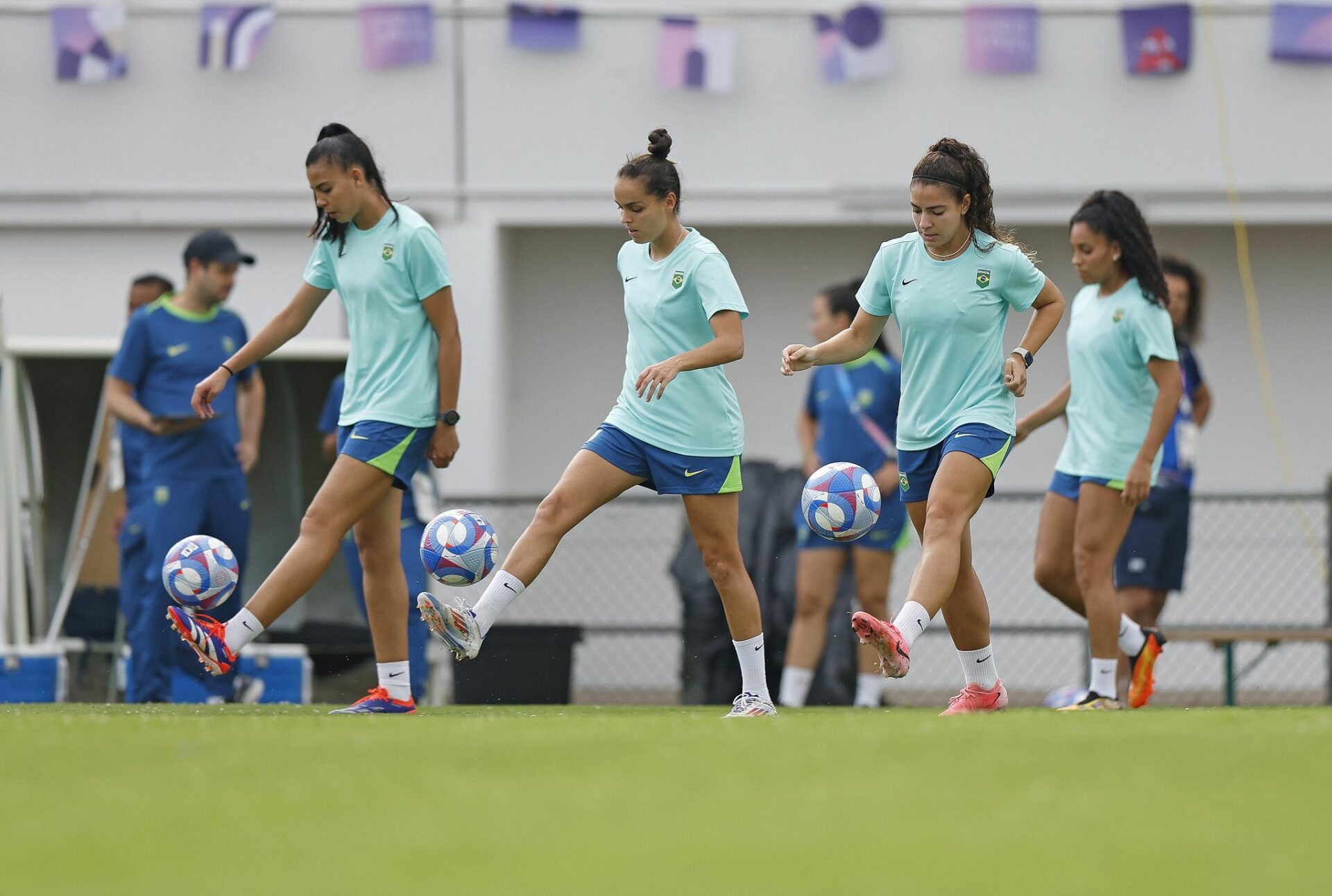 Ouro de Rebeca Andrade inspira o Brasil contra as espanholas no futebol feminino