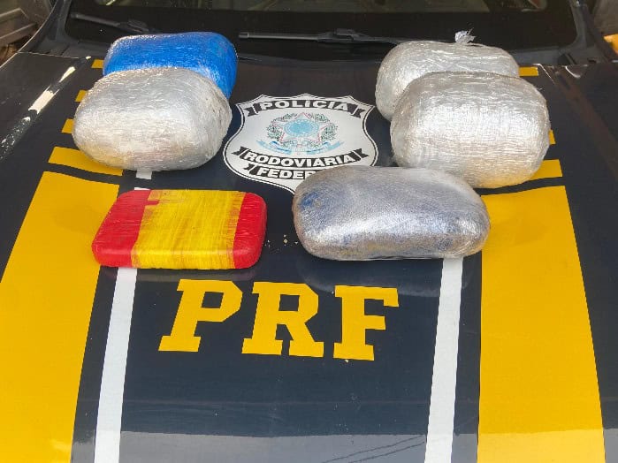 PRF prende mulher transportando quase 7 kg de drogas em taxi-lotação, rota Rio Branco para Porto Velho na BR-364