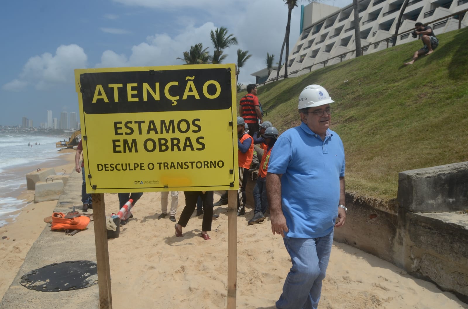 Prefeito acompanha início da obra da engorda da Praia de Ponta Negra