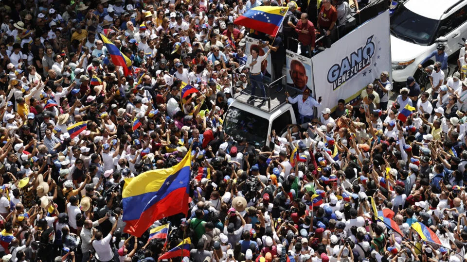 Protesto contra Maduro em Caracas reúne milhares de pessoas