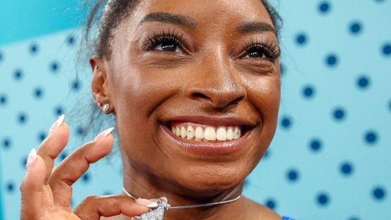 Simone Biles exibe colar de “melhor do mundo“ após conquistar ouro em Paris