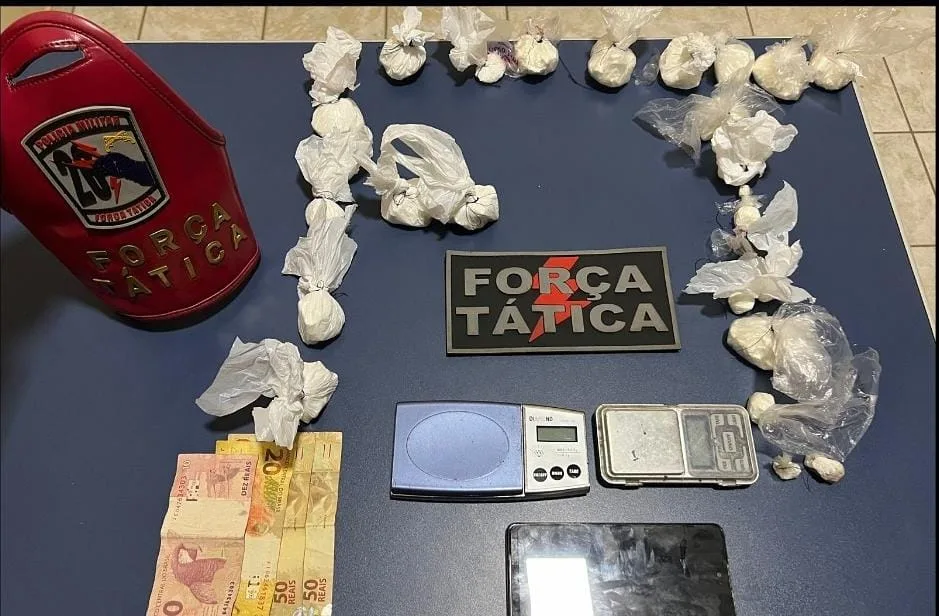 Suspeito de homicídio é preso com cocaína, crack e balança de precisão