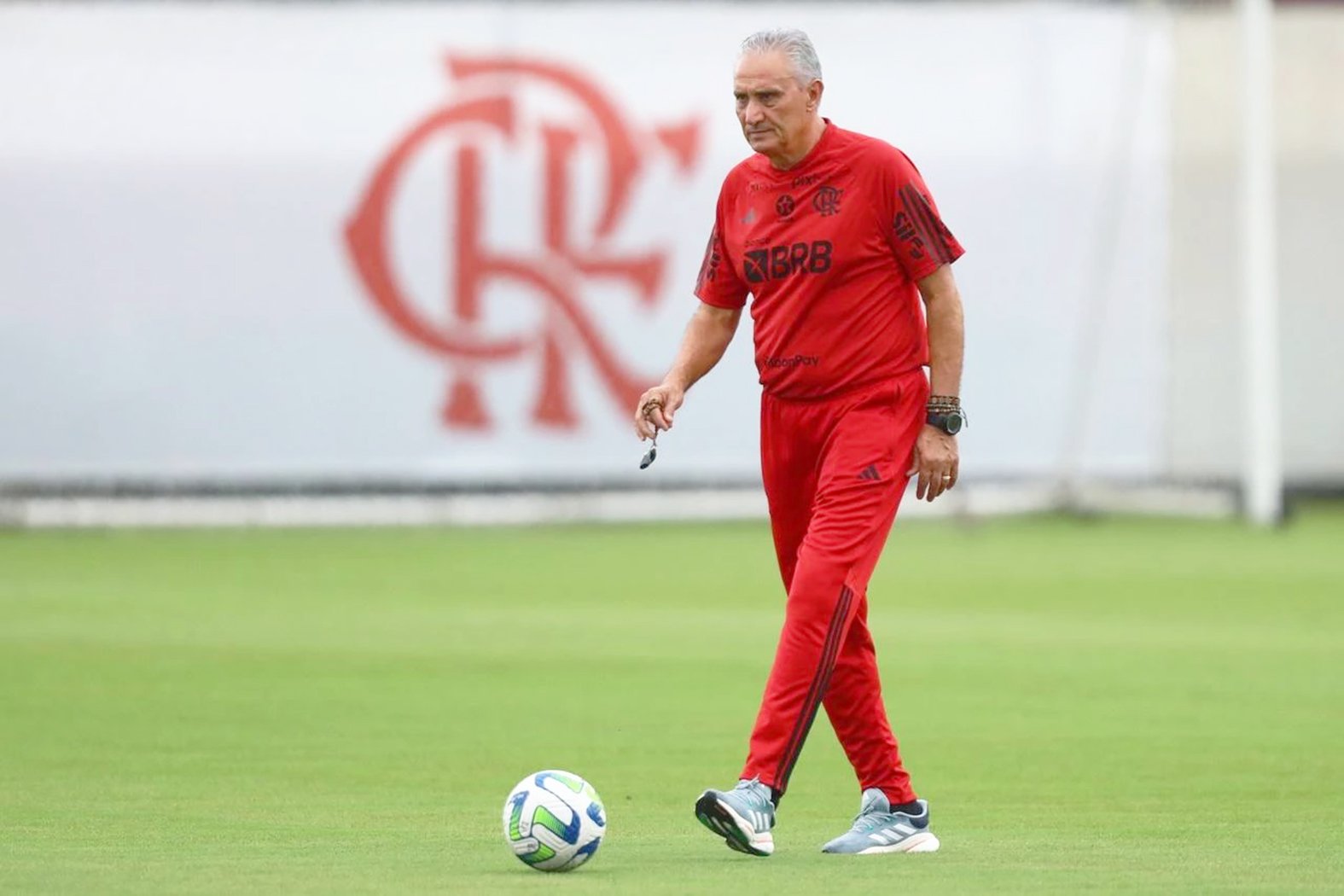 Tite passa mal após jogo na Bolívia e é internado em hospital no Rio